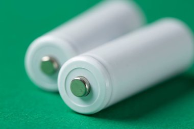Yeşil arka planda beyaz AA bataryalar. Akümülatörlerin en popüler boyutu. Boşluğu kopyala.