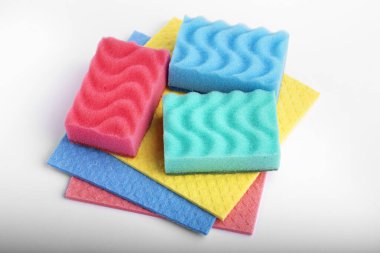 Beyaz arka planda izole edilmiş çok renkli bulaşık süngerleri. Dosya kırpma yolu içeriyor.