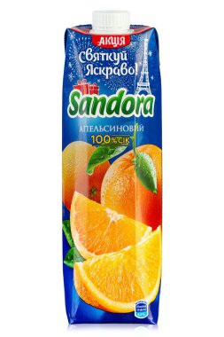 Ukrayna, Kyiv - 21 Aralık. 2020: Sandora marka portakal suyu ambalajı beyaz arka plan. Katalog için izole paketleme. Dosya kırpma yolu içeriyor.