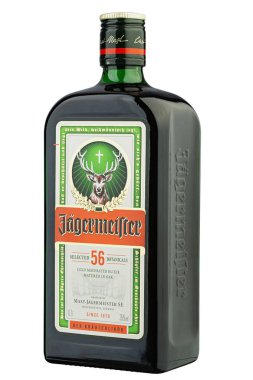 Ukrayna, Kyiv - 28 Aralık. 2020: Bir şişe Jagermeister, 56 bitki ve baharatla yapılmış Alman sindirimi, Mast-Jagermeister SE 'nin sancak gemisi ürünü. Dosya kırpma yolu içeriyor.