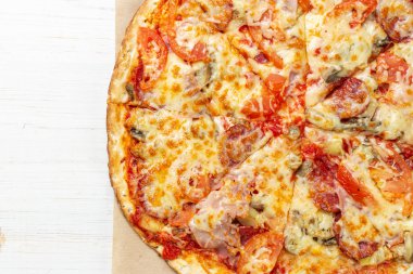 Beyaz ahşap masada nefis pizza. Pizza teslimatı Pizza menüsü. Mesaj için yer var. Yukarıdan görüntüle. 