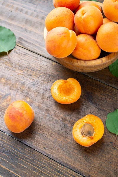 Köstliche Reife Aprikosen Einer Tonschale Auf Dem Tisch Großaufnahme Gesunde — Stockfoto