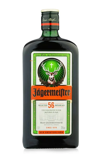Ukrayna, Kyiv - 28 Aralık. 2020: Bir şişe Jagermeister, 56 bitki ve baharatla yapılmış Alman sindirimi, Mast-Jagermeister SE 'nin sancak gemisi ürünü. Dosya kırpma yolu içeriyor.