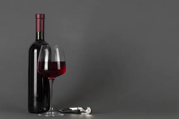 Bottiglia Vino Rosso Cavatappi Vetro Sfondo Grigio Concetto Cultura Del — Foto Stock