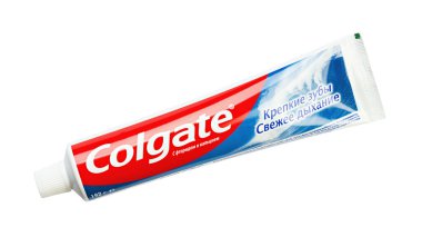 Ukrayna, Kyiv - 23 Ekim. 2020: Colgate güçlü dişler beyaz arka planda taze diş macunu. Colgate, Colgate-Palmolive tarafından üretilen bir diş macunu markasıdır. Dosya kırpma yolu içeriyor.