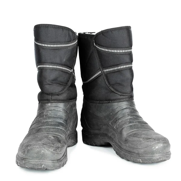 Beyaz arka planda kirli izole edilmiş eski botlar. Yürüyüş botları..