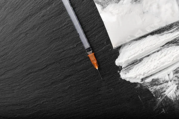 Harte Drogen Auf Einem Dunklen Tisch Gesetzesverstoß Raum Für Text — Stockfoto