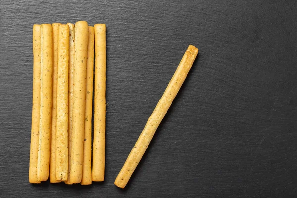 Siyah Arka Planda Yapımı Talyan Grissini Breadstix Bitkilerle Geleneksel Talyan — Stok fotoğraf