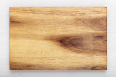 Ahşap arka planda dikdörtgen şekilli tahta kesiyor. Mesaj için yer var. Üst görünüm.