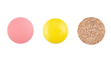 Beyaza izole edilmiş bir sürü renkli hap ve tablet var. Eczane ürünleri. Eczacılık. Ağrı kesici..