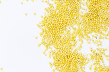 Beyaz arka planda bir yığın darı. Sağlıklı haşlanmış yulaf lapası. Üst görünüm.