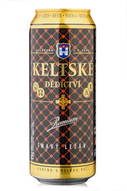 KYIV, UKRAINE - 21 Aralık 2020: Alüminyum kutu bira Keltske Dedictvi Tmavy Lezak, Birleşik bira fabrikaları ülkeleri tarafından üretilen beyaz arka planda. Katalog için izole paketleme. Alkolik içecek. Dosya kırpma yolu içeriyor.