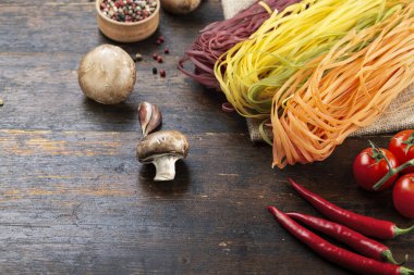 Çok renkli İtalyan makarnası. İtalyan yemeği konsepti. Makarna yapmak için gerekli malzemeler.