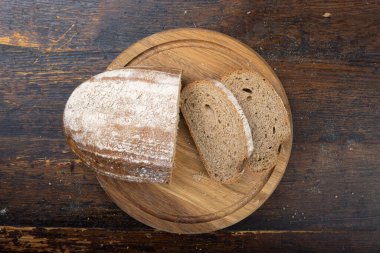 Kesme tahtasında dilimlenmiş ekmek. Üst görünüm.