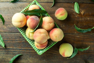 Tahta arka planda olgun şeftaliler. Kendi bahçenizden hasat. Sağlıklı beslenme.