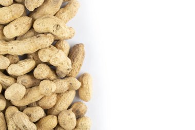 Beyaz arka planda kabuklu fıstık. Bira aperatifleri. Sağlıklı gıda konsepti. Metin için boşluk.