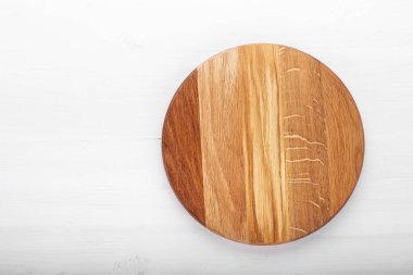 Ahşap bir arka planda ahşap bir tahta kesme tahtası. Mesaj için yer var. Üst görünüm.