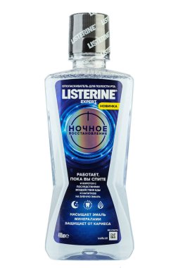 Ukrayna, Kyiv - 11 Ocak. 2021: Beyaz arka planda ağız gargarası kabı. Listerine antiseptik gargara ürünüdür. Dosya kırpma yolu içeriyor.