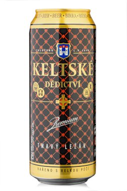 KYIV, UKRAINE - 21 Aralık 2020: Alüminyum kutu bira Keltske Dedictvi Tmavy Lezak, Birleşik bira fabrikaları ülkeleri tarafından üretilen beyaz arka planda. Katalog için izole paketleme. Alkolik içecek. Dosya kırpma yolu içeriyor.