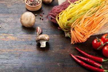 Çok renkli İtalyan makarnası. İtalyan yemeği konsepti. Makarna yapmak için gerekli malzemeler.