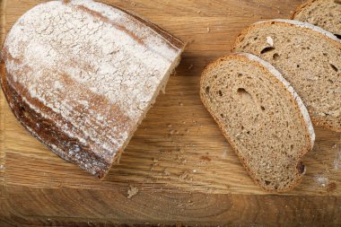 Kesme tahtasında dilimlenmiş ekmek. Ekmek dilimleri ve kırıntılar. 