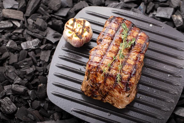 Bistecche Manzo Alla Griglia Con Spezie Alla Griglia Carbone Sullo — Foto Stock