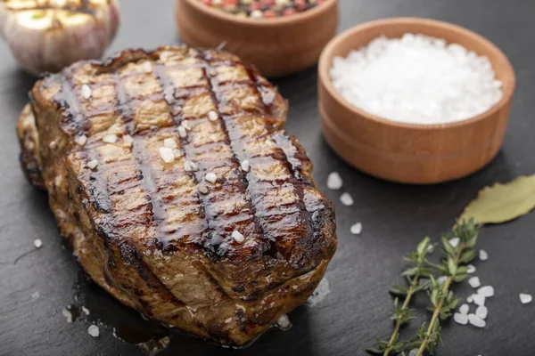 Bife Suculento Delicioso Fresco Com Legumes Especiarias Contra Fundo Preto — Fotografia de Stock