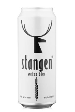 KYIV, UKRAINE - 22 Aralık 2020: Alüminyum bira kutusu Brauerei Gotha Stangen Weiss Birası, Brauerei Gotha tarafından üretilen beyaz arka planda filtrelenmiş ışık. Katalog için izole paketleme. Alkolik içecek. Dosya kırpma yolu içeriyor.
