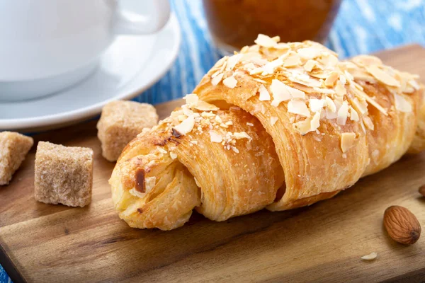 Mic Dejun Croissant Francez Proaspăt Ceașcă Cafea Masă Lemn Albastru — Fotografie, imagine de stoc