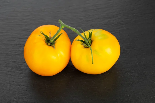 Twee Gele Tomaten Een Zwart Bord Voedingsmiddelen Met Weinig Suiker — Stockfoto