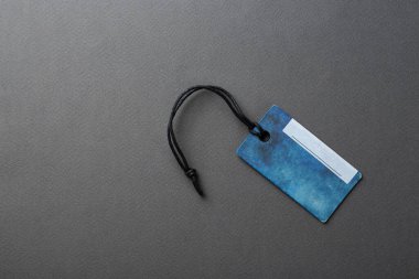 Giysi etiketi, arka planda boş model şablonu etiketi. Fiyat etiketi, hediye etiketi, satış etiketi.