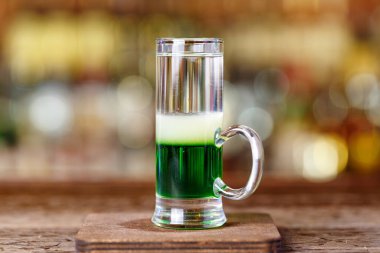 Tekilalı kokteyl gece kulübündeki barda, Tex için yer var.