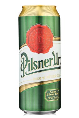 KYIV, UKRAINE - 08 Şubat 2021: beyaza izole edilmiş Pilsner Urquell birası. 1842 'den beri Pilsen, Çek Cumhuriyeti' nde üretiliyor. Katalog için izole paketleme. Alkolik içecek. Dosya kırpma yolu içeriyor