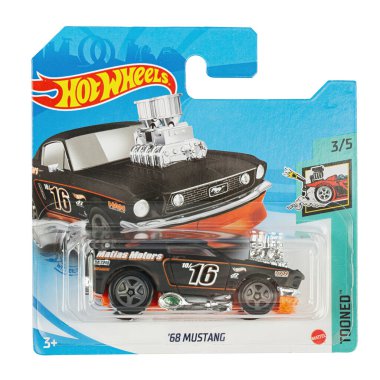 Ukrayna, Kyiv - Şubat 08. 2021: Seksi tekerlekli oyuncak araba Ford Mustang 68 yakın plan fotoğraf. Hot Wheels, Amerikalı oyuncak üreticisi Mattel 'in 1968 yılında piyasaya sürdüğü bir oyuncak otomobildir. Dosya kırpma yolu içeriyor.