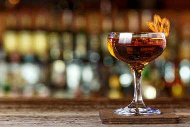 Viskili içecekler, mesaj atmak için şeri, muzlu garnitür. Tatlı güçlü at kuyruğu, kokteyl menüsü için fotoğraf, metin için yer