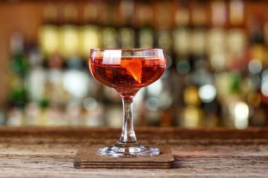 Rom bazlı portakallı kokteyl. İçki El President, menü için fotoğraf.