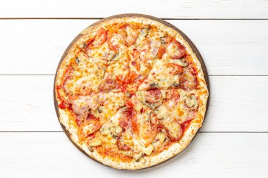 Tahta bir masada, ahşap tabakta servis edilen lezzetli pizza. Reklam broşürleri ve restoranlar ve pizzacılar için posterler. Mesaj için yer var. Üst görünüm.
