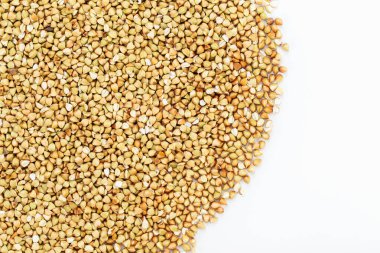 Beyaz arka planda kurutulmuş karabuğday. Sağlıklı yiyecekler. Üst görünüm.