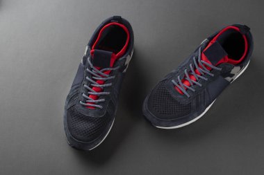 Gri arka planda bir çift izole moda spor ayakkabısı. Moda ayakkabıları..