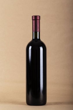 Kırmızı şarap şişesi arka planda..