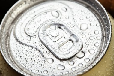 Su damlalı soğuk metal bira kutusu. Alkolik içki. Konserve içecekler.