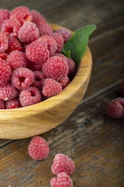 Ahşap kasede taze ahududu. Meyve vitamin açısından zengindir. Kapat, üst görünüm, yüksek çözünürlüklü ürün