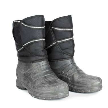 Beyaz arka planda kirli izole edilmiş eski botlar. Yürüyüş botları..