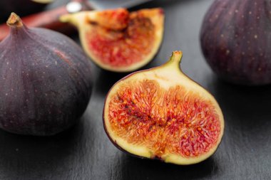 Koyu bir arka planda taze incir. Sağlıklı yemek..