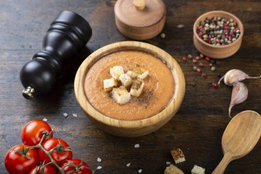 Tahta bir masada gazpacho çorbası. İştah açıcı yaz domates çorbası püre.