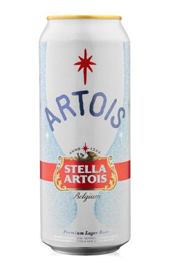 KYIV, UKRAINE - 09 Şubat 2021: Beyaza izole edilmiş Stella Artois birası. Katalog için izole paketleme. Alkolik içecek. Dosya kırpma yolu içeriyor