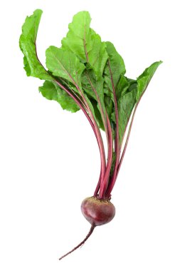 Kırmızı pancar kökü ve beyaz arka planda izole edilmiş yapraklar. Sağlıklı gıda konsepti. Dosya kırpma yolu içeriyor. 