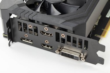 Bilgisayar grafik kartı, DVI, HDMI, beyaz arkaplan üzerindeki Ekran Portu bağlantılarına odaklan.