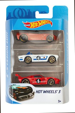 Ukrayna, Kyiv - 24 Ekim. 2020: Üç oyuncak araba paketi. Hot Wheels, Amerikalı oyuncak üreticisi Mattel 'in 1968 yılında piyasaya sürdüğü bir oyuncak otomobildir. Dosya kırpma yolu içeriyor.