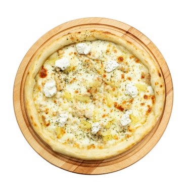 Beyaz arka planda izole edilmiş ahşap bir tabakta servis edilen ananas, tavuk ve ricotta peynirli lezzetli pizza. Reklam broşürleri ve restoranlar ve pizzacılar için posterler. Dosya kırpma yolu içeriyor. Üst görünüm. 